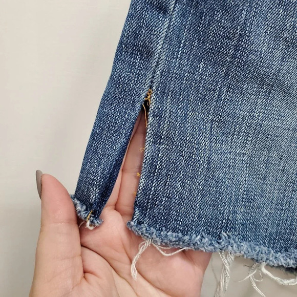 Tommy Hilfiger Women's Y2K Medium Wash Cut Off Frayed Hem Denim Shorts Size 6 - Picture 2 of 8